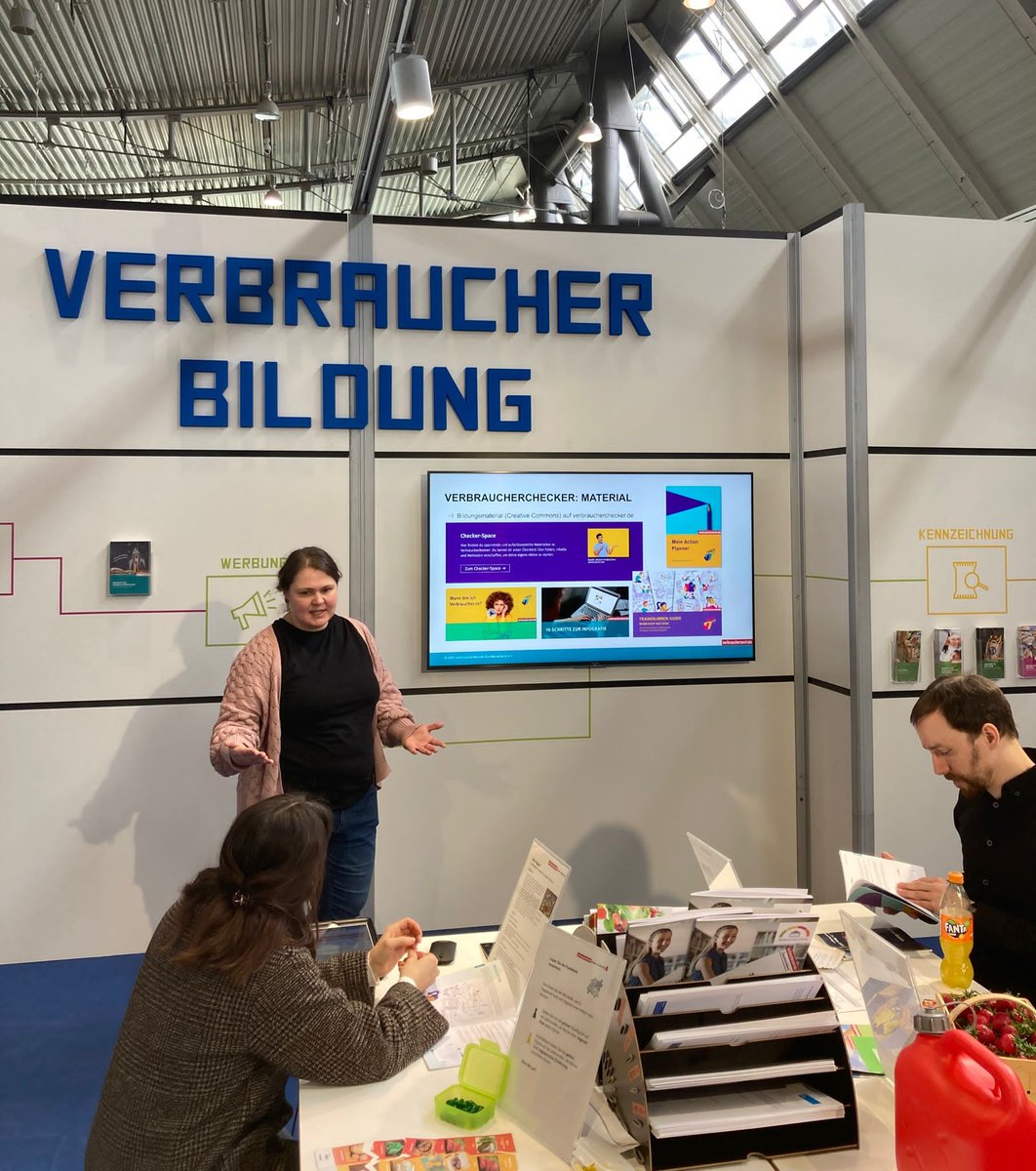 Verbraucherzentrale (@vzbv) on Twitter photo Wie lassen sich Jugendliche für Verbraucherschutz begeistern? Das Projekt #Verbraucherchecker unterstützt Interessierte mit spannenden Unterrichtsmaterialien und einer kostenfreien Schulung.
👉Mehr erfahren auf der #didacta am Stand von <a href="/vzbv/">Verbraucherzentrale</a> und <a href="/vzbawue/">Verbraucherzentrale Baden-Württemberg</a> Halle 5, Stand D25. Wie lassen sich Jugendliche für Verbraucherschutz begeistern? Das Projekt #Verbraucherchecker unterstützt Interessierte mit spannenden Unterrichtsmaterialien und einer kostenfreien Schulung.
👉Mehr erfahren auf der #didacta am Stand von <a href="/vzbv/">Verbraucherzentrale</a> und <a href="/vzbawue/">Verbraucherzentrale Baden-Württemberg</a> Halle 5, Stand D25.