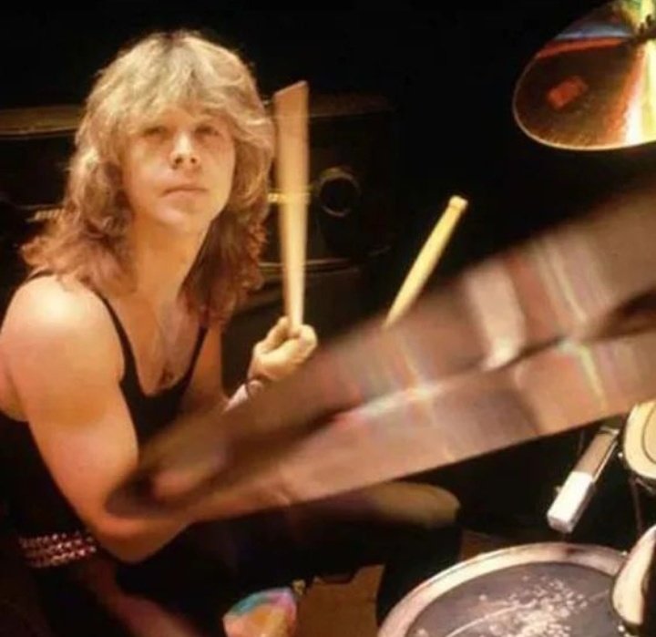 Happy Heavenly Bday Clive Burr primer baterista de la banda Iron Maiden   