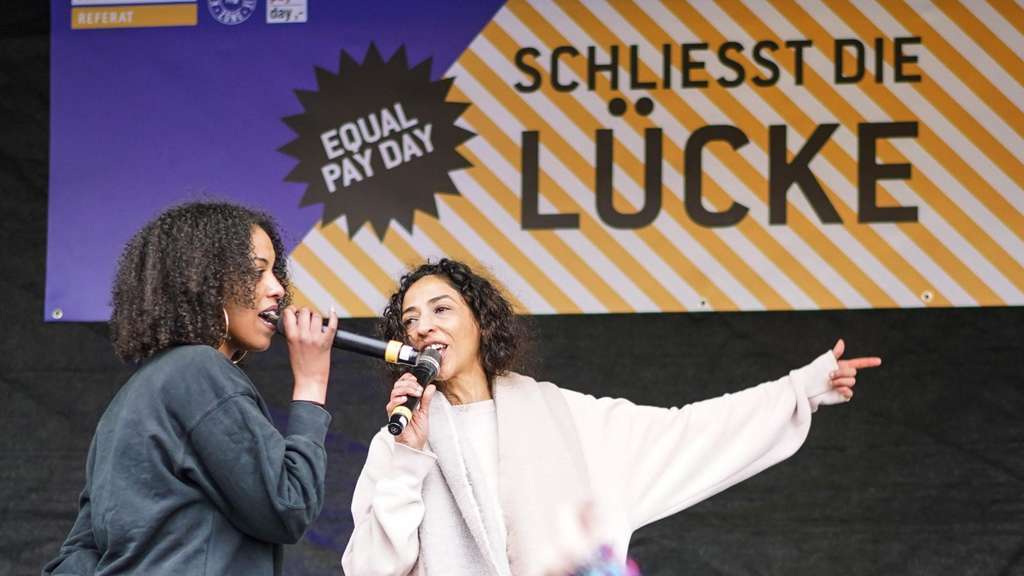 germannewss's tweet photo. Equal Pay Day in Frankfurt: „Schluss mit der Lohnungerechtigkeit“

Watch Full Video:-https://t.co/DDwFmuK0kJ https://t.co/VzAXg3cgkJ