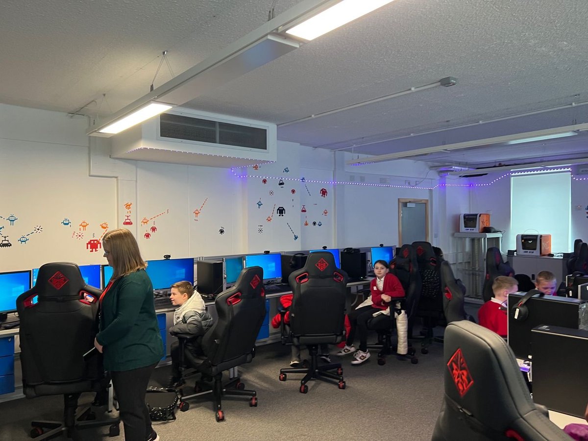 MarkMcCreadyUK's tweet photo. Last Friday was #SmartStems week at
@Glasgow_Clyde's Cardonald campus.
I had the privilege of introducing lovely primary schools students visiting the college to our Esports Workshop โ๏ธ
Creating their teams and logos then competing in a Smash Bros. Ultimate tournament! ๐ฎ https://t.co/VaxJpAj4KY