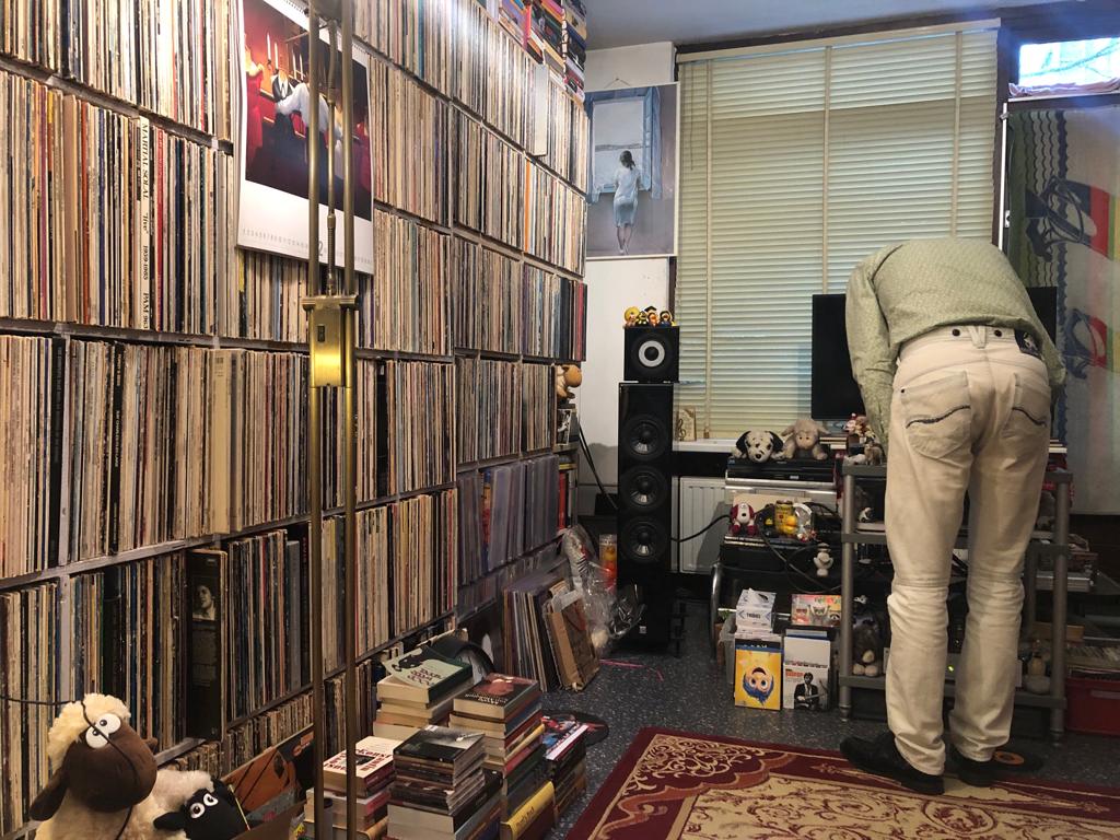 Now that's what we call a #Vinyl collection 🤩 You can listen to music 24/7 with so many #LP's. And with Vienna Acoustics Liszt #Speakers you can enjoy every single one of them 🥰

#listeningroom #hifisetup #records #Liszt #viennaacoustics
