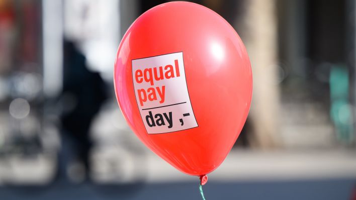 germannewss's tweet photo. Verschiedene Aktionen zum "Equal Pay Day" in Berlin geplant

Watch Full Video:-https://t.co/DDwFmuK0kJ https://t.co/lrCYdlMulM