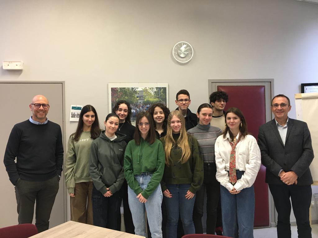 lycCDGDijon's tweet photo. Accueil de 5 correspondants serbes en classe de 2de au @lycCDGDijon Lycée international Charles de Gaulle de Dijon. Bienvenue ! @IFsrbija @FranceenSerbie @NLanaudLecomte #mobilité #echangesinternationaux https://t.co/ZCoO6Xao2h