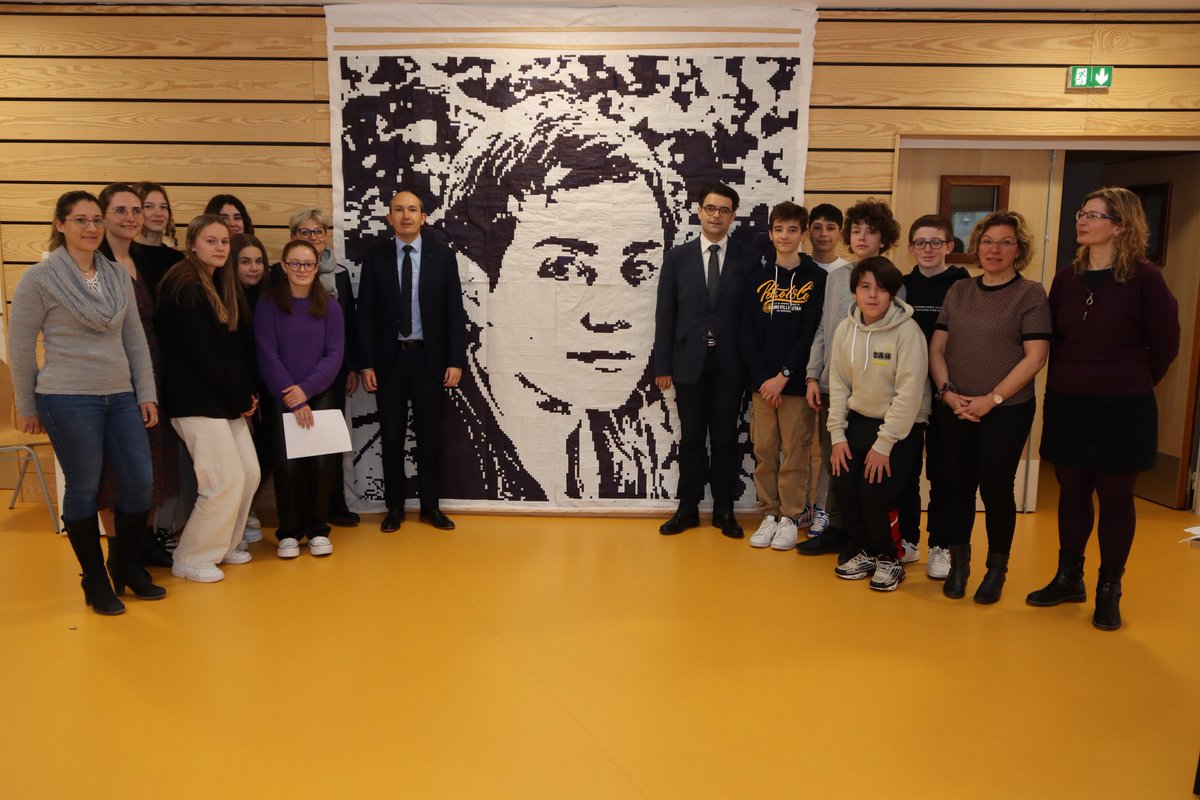 acclermont's tweet photo. Le recteur @BenmiloudKarim est au collège La Comté à l’occasion de la Journée internationale des droits des femmes et dans le cadre de la #Semainedesmathématiques
Poster sur Maryam Mirzakhani
Ateliers antisexisme et anti-discrimination
Couloir des femmes inspirantes

#8mars2023 https://t.co/kdpbA51TCu