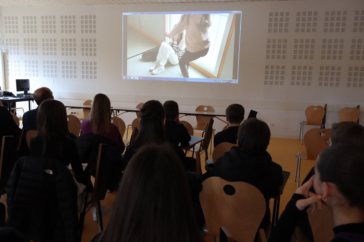 acclermont's tweet photo. Le recteur @BenmiloudKarim est au collège La Comté à l’occasion de la Journée internationale des droits des femmes et dans le cadre de la #Semainedesmathématiques
Poster sur Maryam Mirzakhani
Ateliers antisexisme et anti-discrimination
Couloir des femmes inspirantes

#8mars2023 https://t.co/kdpbA51TCu