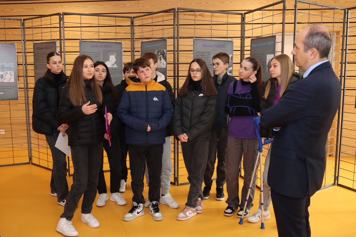 acclermont's tweet photo. Le recteur @BenmiloudKarim est au collège La Comté à l’occasion de la Journée internationale des droits des femmes et dans le cadre de la #Semainedesmathématiques
Poster sur Maryam Mirzakhani
Ateliers antisexisme et anti-discrimination
Couloir des femmes inspirantes

#8mars2023 https://t.co/kdpbA51TCu