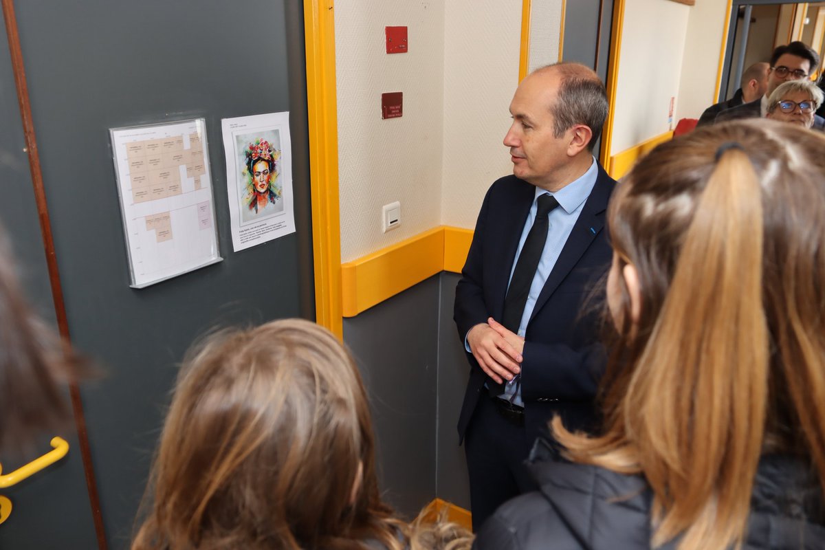 Le recteur <a href="/BenmiloudKarim/">Karim BENMILOUD</a> est au collège La Comté à l’occasion de la Journée internationale des droits des femmes et dans le cadre de la #Semainedesmathématiques
Poster sur Maryam Mirzakhani
Ateliers antisexisme et anti-discrimination
Couloir des femmes inspirantes

#8mars2023