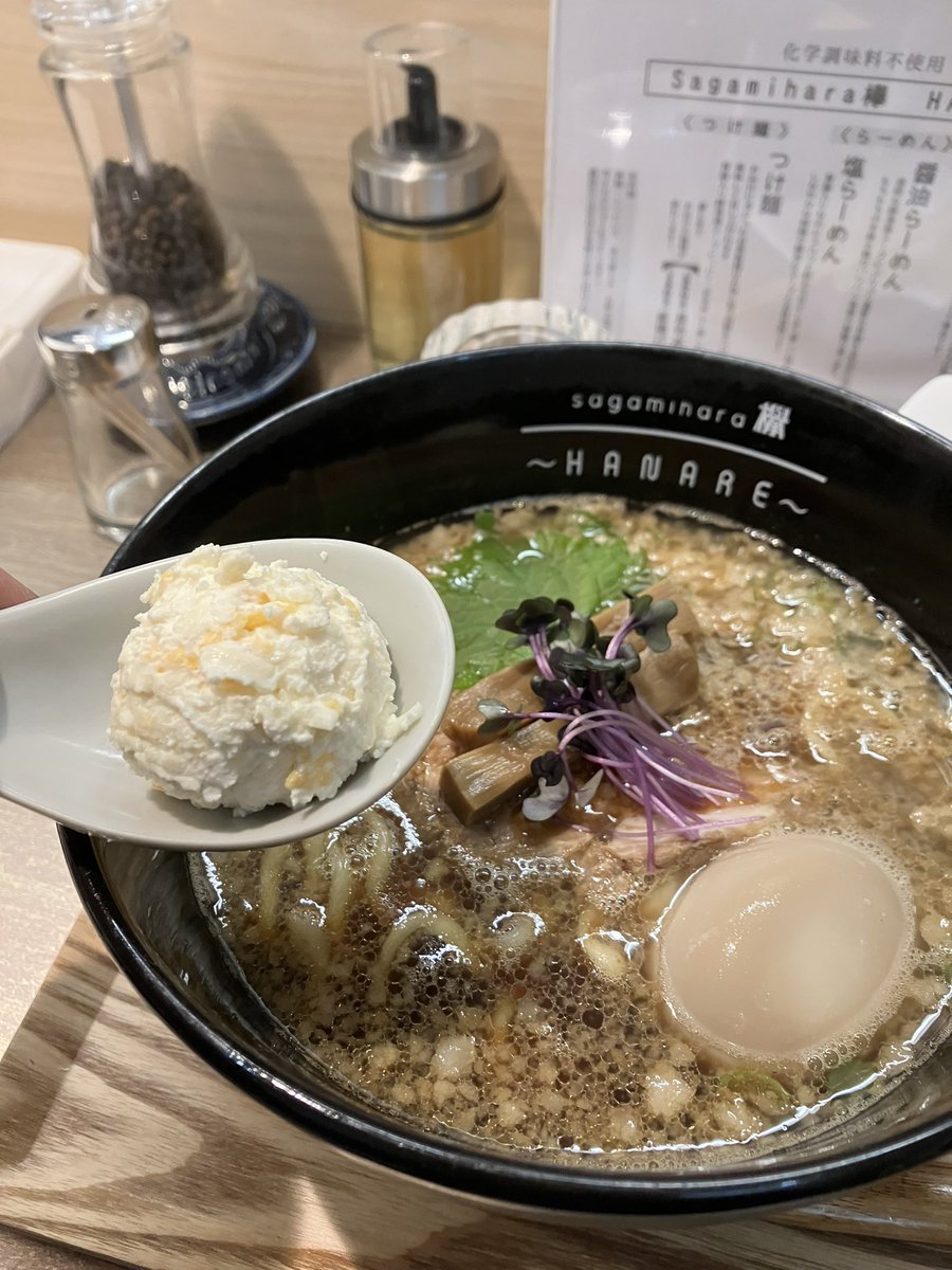 keith_0720's tweet photo. #Sagamihara欅hanare
#小田急相模原
並んで入るとこのレフティフォーメーションでお出迎えが泣ける、優しい🧡
澄んだ甘みのある醤油スープに、あーー深いと
なじんでからのチーズボール!是非とも
ステフが横乗りで濃厚になったねー、いいねぇとBGMと共に想う味ですよ
#seeside2
#stephanies https://t.co/KNtmkH5c9R