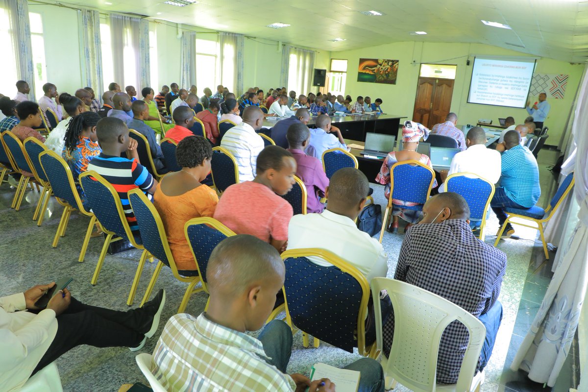 RutsiroDistrict's tweet photo. 1/2: #Rutsiro: VMED @EtienneHavugim1 yayoboye inama y'itsinda ry'abafatanyabikorwa mu buhinzi n'ubworozi n'itsinda riturutse muri RAB-SPIU igamije ubukangurambaga.  Hasobanuwe ibikorwa by'umushinga CDAT, wo guteza imbere ubuhinzi bugamije ubucuruzi no kugabanya ibibubangamira. https://t.co/hrjAxwk0DU