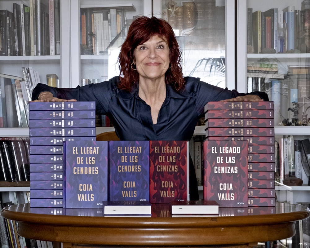 Hi ha sincronies precioses! 
Avui ha arribat a casa una criatura molt esperada! És d’un color relacionat amb la creativitat, el misteri, la sensibilitat a la bellesa o els grans ideals, la fantasia i la introspecció... amb la dona.
“El llegat de les Cendres” (<a href="/NavonaEditorial/">Editorial Navona</a>).