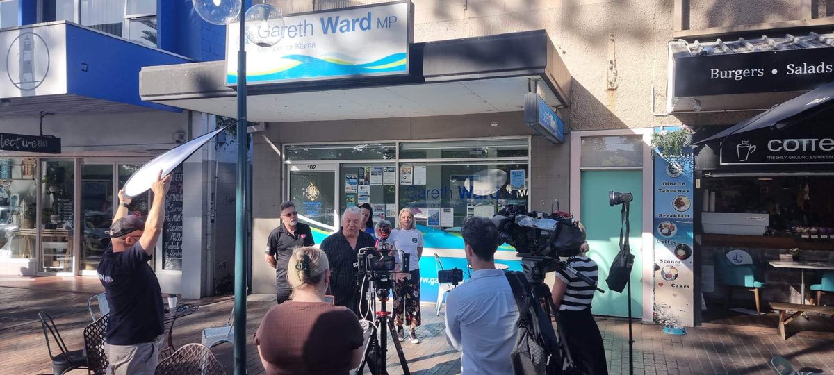 rlong62's tweet photo. This morning in Kiama SCLC Secretary @ArthurRorris held a media conference speaking for Nurses, teachers, public sector &amp; essential workers calling for @garethjward to withdraw his nomination as an independent in the electorate of Kiama. 1/3 
#essentialworkers
#morethanthanks https://t.co/GnbUngqFBp