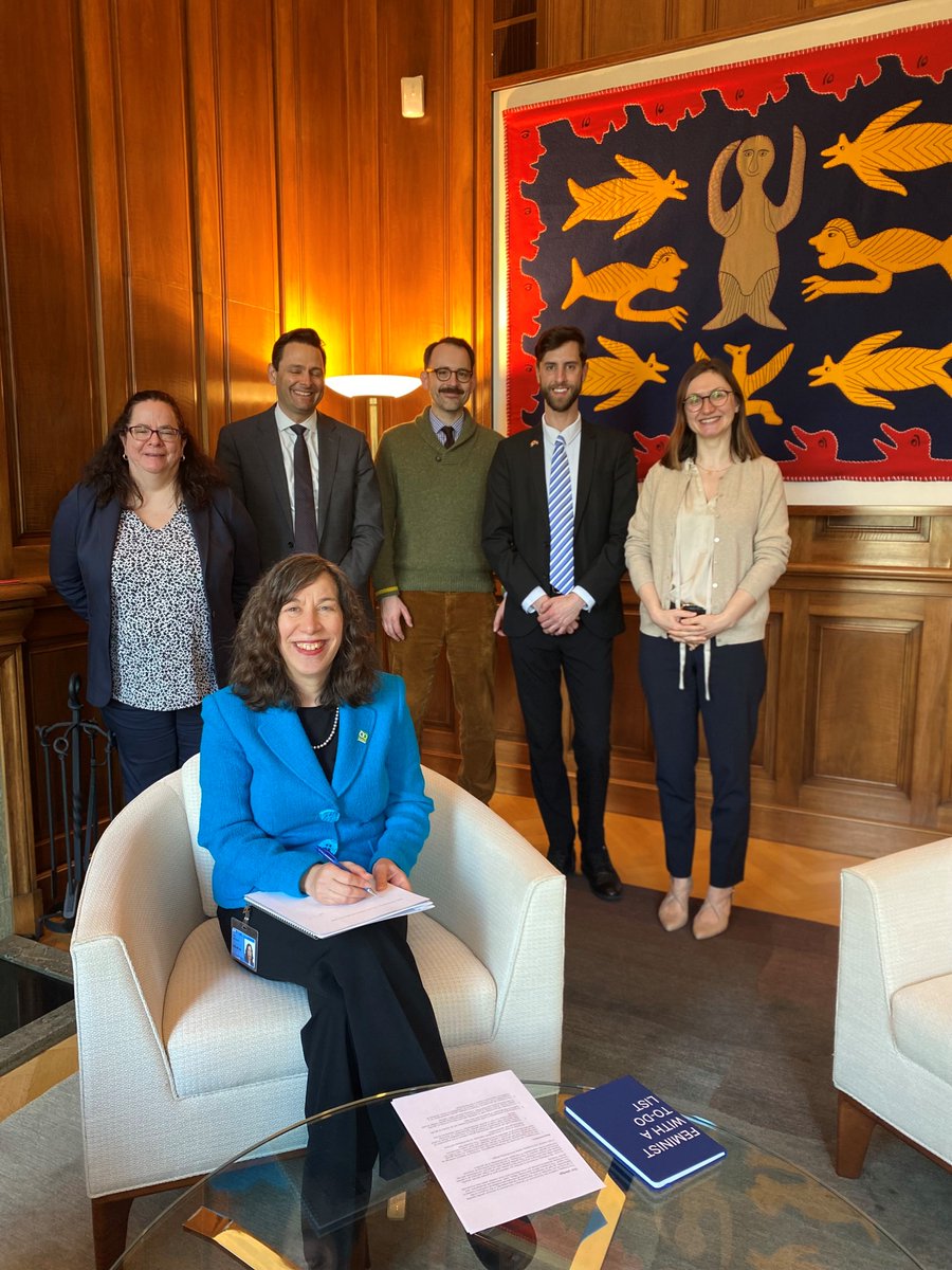 CanEmbNL's tweet photo. For #IWD2023 @AmbLisaHelfand signed new commitments to the Embassy #GenderPledge! 🌟
✅ Regular reporting on our gender commitments
✅ ID-ing opportunities for gender equality in budget planning
✅ Using our EDI committee to launch new initiatives
🔗: https://t.co/x98JdD7QCj https://t.co/2IuTUXopSx