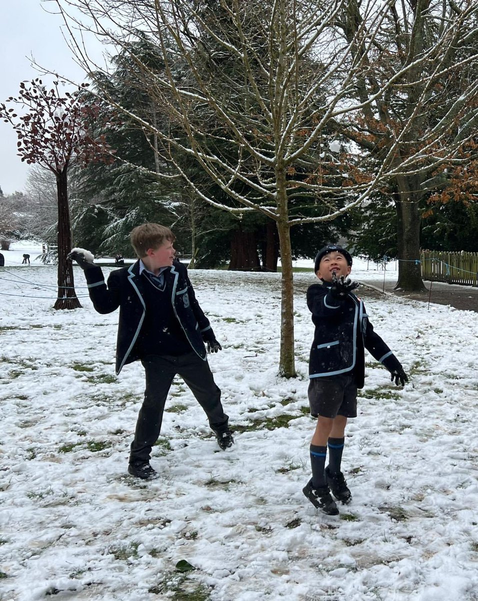 Lovely to see the children having fun in the snow this morning❄️☃️ #schooldays #snowymorning