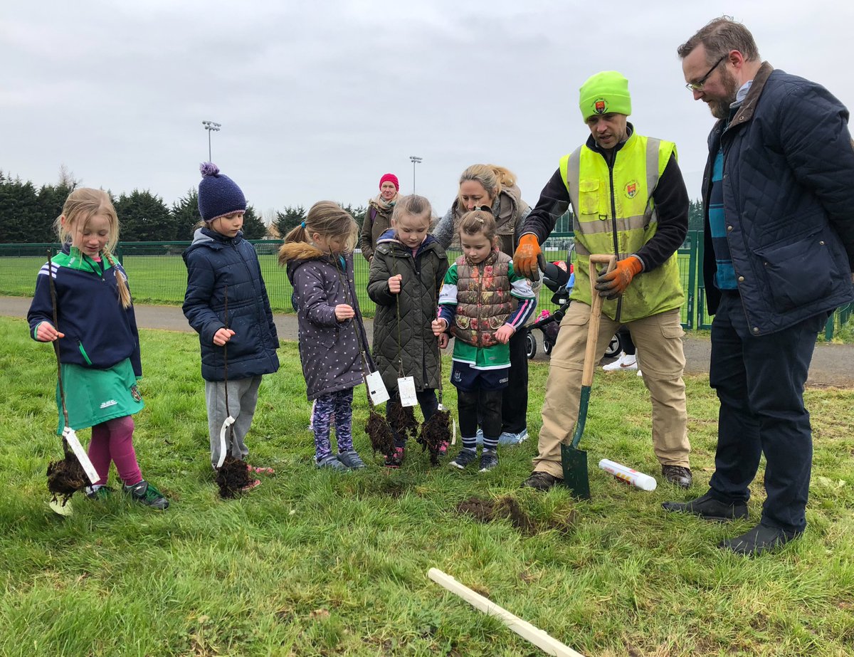 Phase 2 of our tree planting  took place in Monastery Road. In association with treesontheland.com
volunteers from Le Chéile and Towers Óg assisted.  Go raibh míle maith agaibh go léir a bhí páirteach. To see all the pictures go to our website roundtower.ie