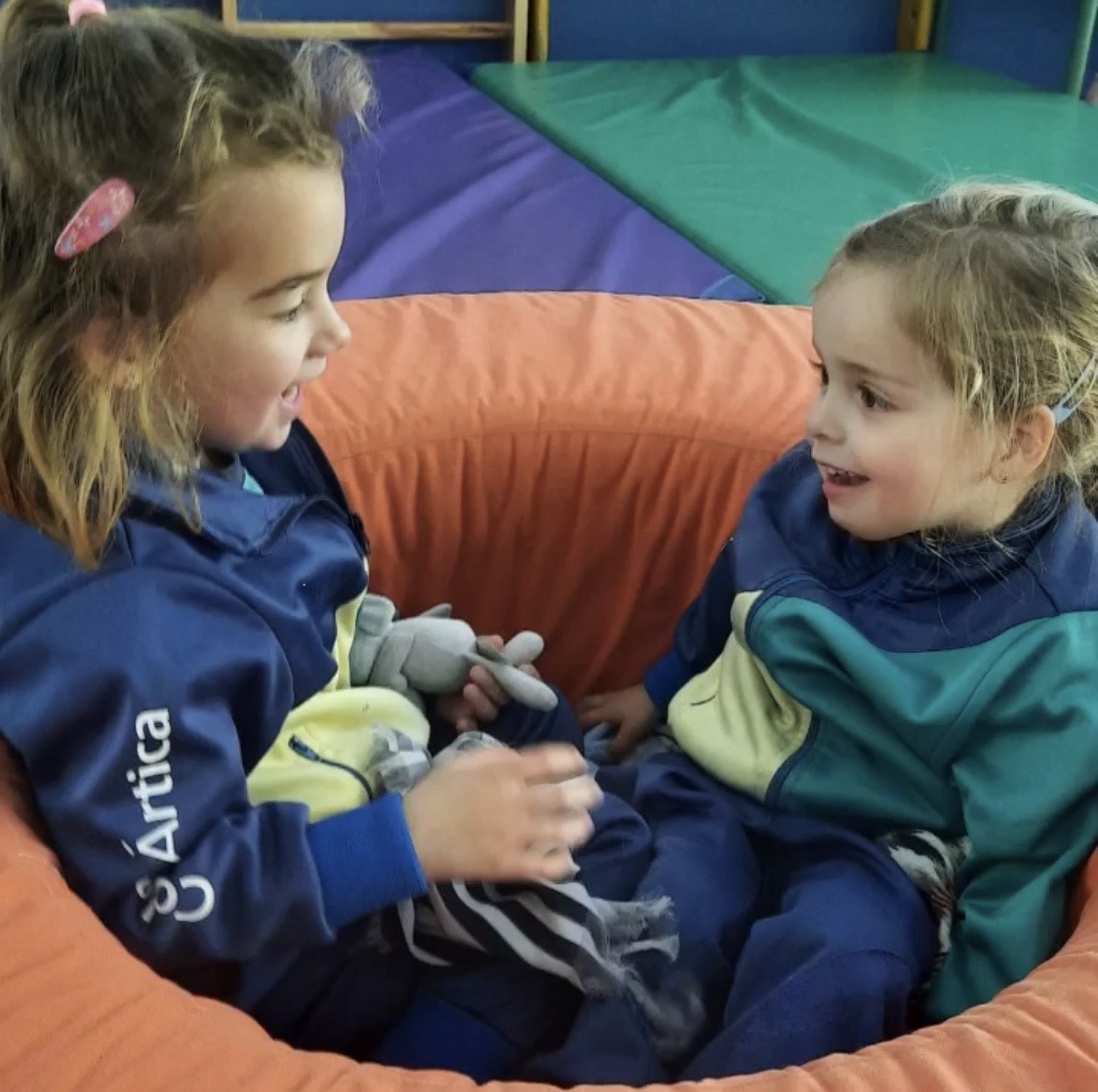 ¡El disfrute es clave en la educación infantil! Aprender a través del juego y la creatividad ayuda al desarrollo integral de los niños. ¡Juguemos para aprender y disfrutar! 🧡💙🎉 #EducaciónInfantil #AprendizajeDivertido #DesarrolloInfantil #JugandoSeAprende 🧒👧🎨🎲