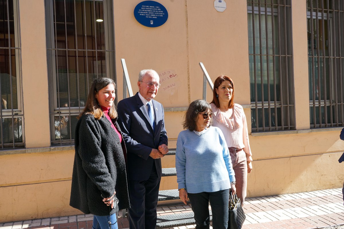 El Ayuntamiento homenajea a Pepa Flores, Marisol, con una placa del ‘Plan Málaga Hace Historia’, coincidiendo con el #DiaInternacionalDeLaMujer. Está en calle Refino, donde nació y se crio hasta marchar a Madrid para ser actriz y cantante con 10 años 👉bit.ly/3ZsKcs4