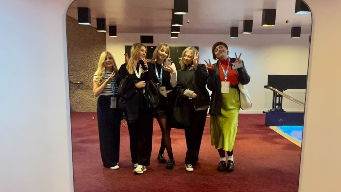 Laura Rowley tweet media