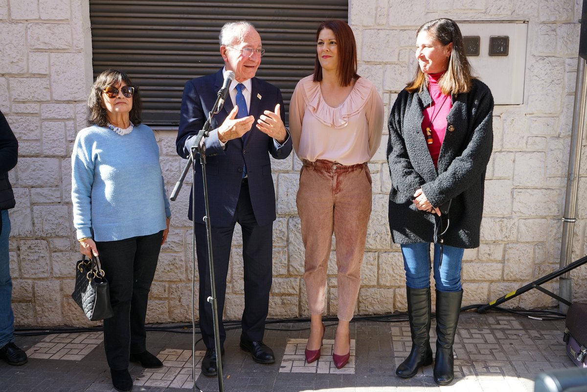 El alcalde, <a href="/pacodelatorrep/">Paco de la Torre</a>; junto a los ediles de <a href="/culturamalaga/">Área Cultura y Patrimonio Histórico de Málaga</a>, <a href="/NoeliaLosadaCs/">Noelia Losada</a>, y <a href="/areadeigualdad/">Igualdad de Oportunidades</a>, <a href="/fjpomares/">Paco Pomares</a>; el director de <a href="/avrandalucia/">Agencia de Vivienda y Rehabilitación de Andalucía</a>, Juan Jesús Bernal; la hija de la artista, Tamara Esteve; y la hermana, Vicky Flores; ha descubierto esta mañana la placa