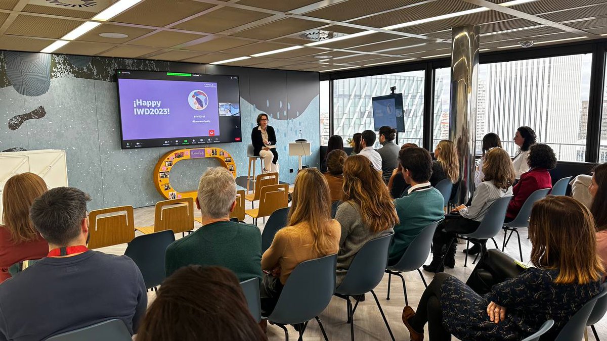 Hoy tenemos una jornada llena de actividades en torno a la #equidad en Oracle. Entre ellas, una interesante charla en la que Ana Suárez de <a href="/BancoSabadell/">Banco Sabadell</a> nos ha hablado de su experiencia personal, del valor del networking y de las limitaciones personales. #IWD2023 #EmbraceEquity