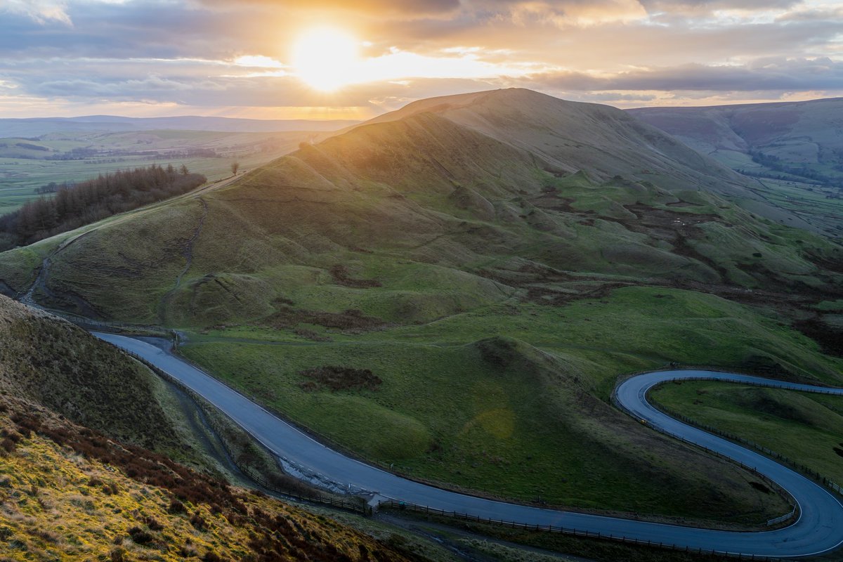 RT @8ench_87: Some colour in the sky from Mam Tor looking over to Rushup Edge last month

#SonyAlpha #TamronUK #LandscapeLovers #VisitPeakDistrict #PeakDistrict #LandscapeCaptures #ThePeaksCollective #B_C_Photography