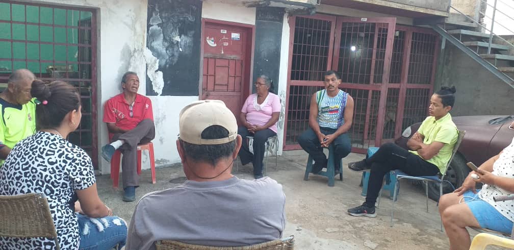 psuvmdiaz's tweet photo. Las 33 UBCH del municipio Díaz en Nueva Esparta presentes en el conversatorio sobre el pensamiento del Comandante Hugo Chávez y el @PartidoPSUV
#YoSoyChavéz 
@PSUV_NE @hugbelpsuv @dcabellor @NicolasMaduro https://t.co/WjY2EzmWmb