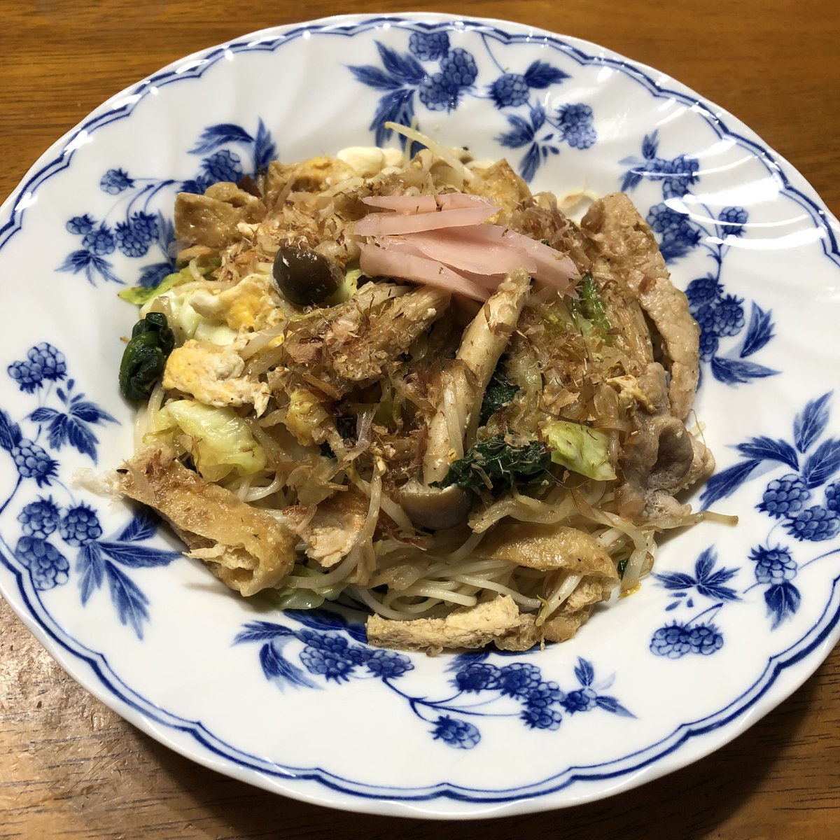 昨日の晩ご飯と今日のお弁当✨ 今日は新しい仕事の初出社で、素麺チャンプルーを昨日沢山作り取り置き おにぎり1個と持って行ったけど、外食のお誘いに乗ったので持ち帰って今食べた😅 明日お弁当にするか悩み中🤔