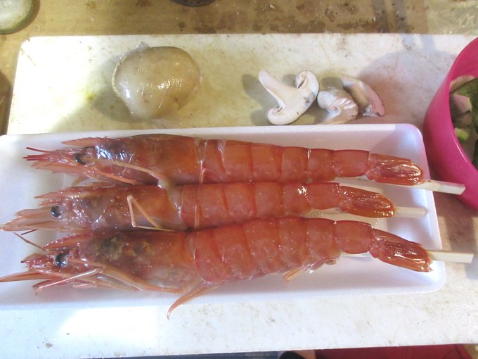 とある女性エッセイマンガのサンプル画に触発されて磯丸水産の赤海老の串焼が食いたい!でも行くのめんどい!だったら作ればいいんじゃね?ってことで角上魚類で仕込む。エビミソがうんま!!最後に新じゃがバターでキメる!!! 