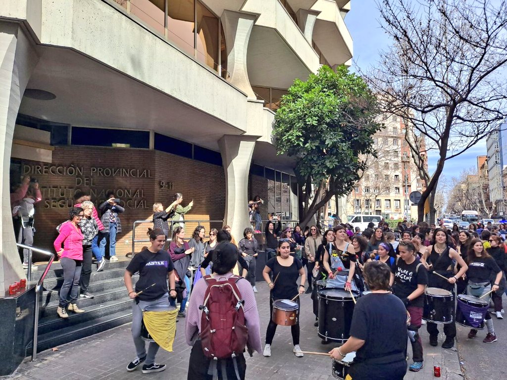 I seguim en lluita ✊🏽💜
Perquè la llei d'estrangeria mata a gent cada dia.

📢Visca, visca, visca la #LluitaFeminista