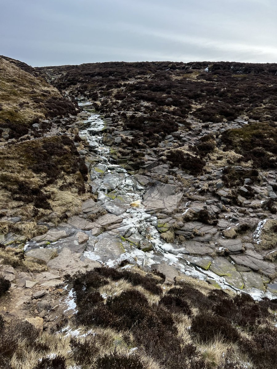 #peakdistrict crowden clough frozen