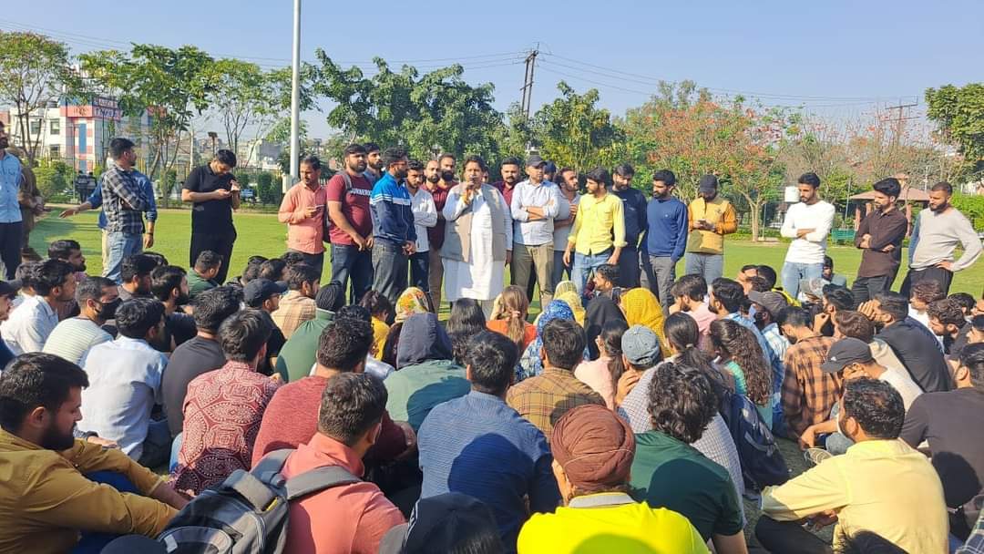 INCJammuKashmir's tweet photo. JKPCC Working President Shri @RamanBhalla_ , IYC Secretary Shri @AjazChoudharyJK &amp; other leaders joined protest of JKSSB aspirants sitting at Hari Singh Park, Jammu.
He assured them support of Congress party in this battle against unjust system of BJP controlled LG adminstration. https://t.co/TkWLTYruwQ