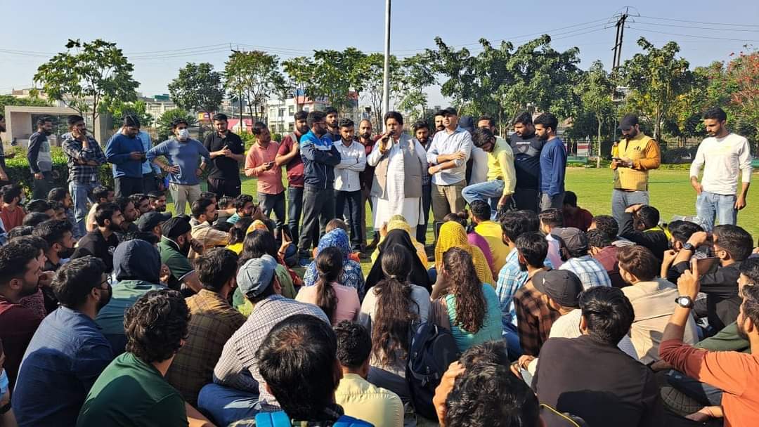 INCJammuKashmir's tweet photo. JKPCC Working President Shri @RamanBhalla_ , IYC Secretary Shri @AjazChoudharyJK &amp; other leaders joined protest of JKSSB aspirants sitting at Hari Singh Park, Jammu.
He assured them support of Congress party in this battle against unjust system of BJP controlled LG adminstration. https://t.co/TkWLTYruwQ
