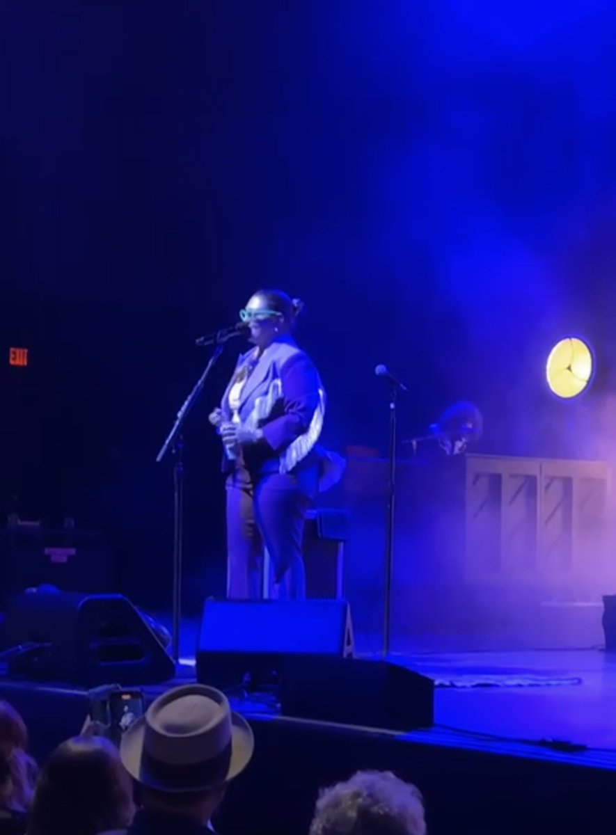 jules_camp's tweet photo. Elle King https://t.co/jbQ0ph9Zzm