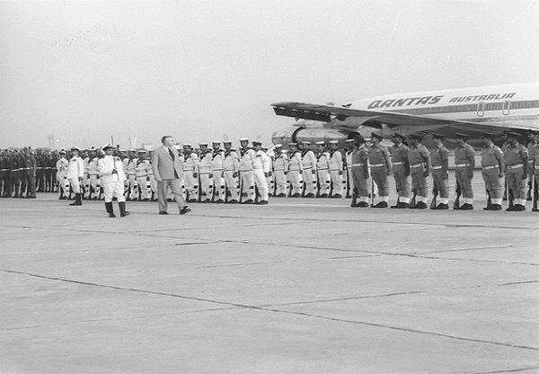 1973 :: Australian PM Gough Whitlam Arrives In India, Inspecting Guard of Honour At Delhi Airport     #IndiaAustralia 

( Photo Division )