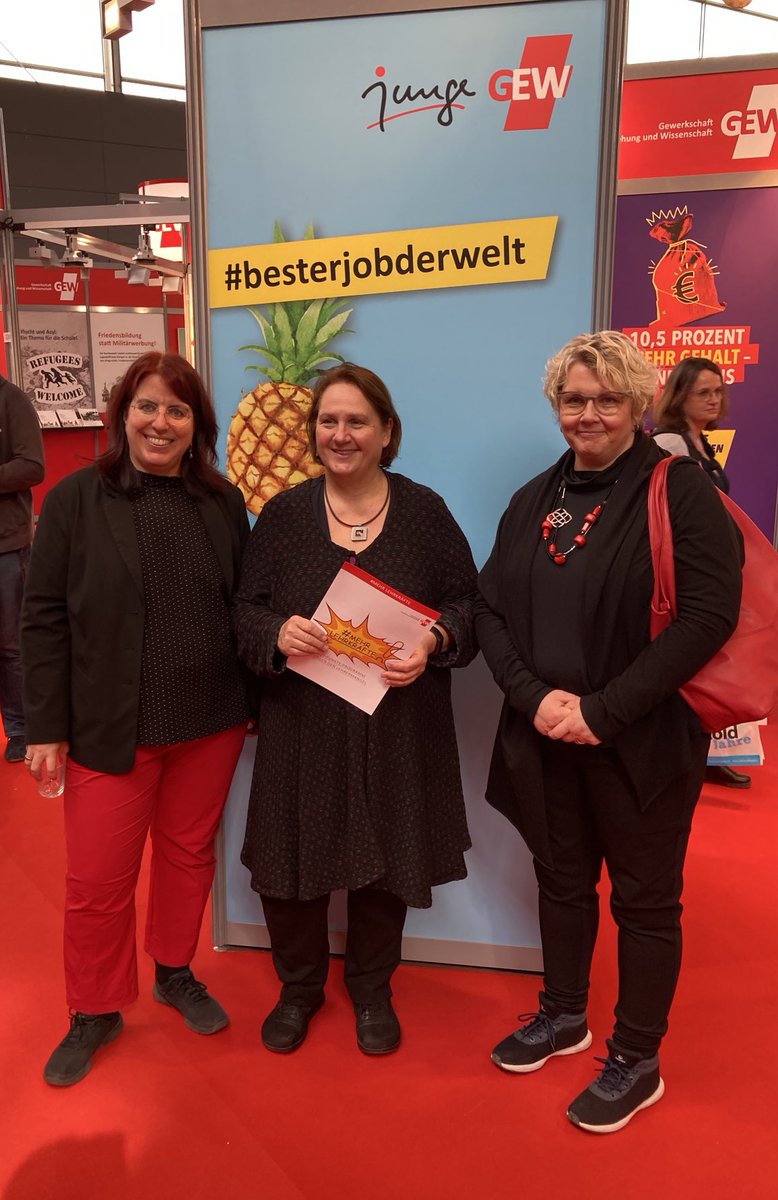 Am Frauentag Bildungs-Frauen-Power am GEW-Stand: GEW-Landesvorsitzende Monika Stein, Kultusministerin Theresa Schopper, GEW-Bundesvorsitzende Maike Finnern - mit den GEW-Vorschlägen gegen den Fachkräftemangel.