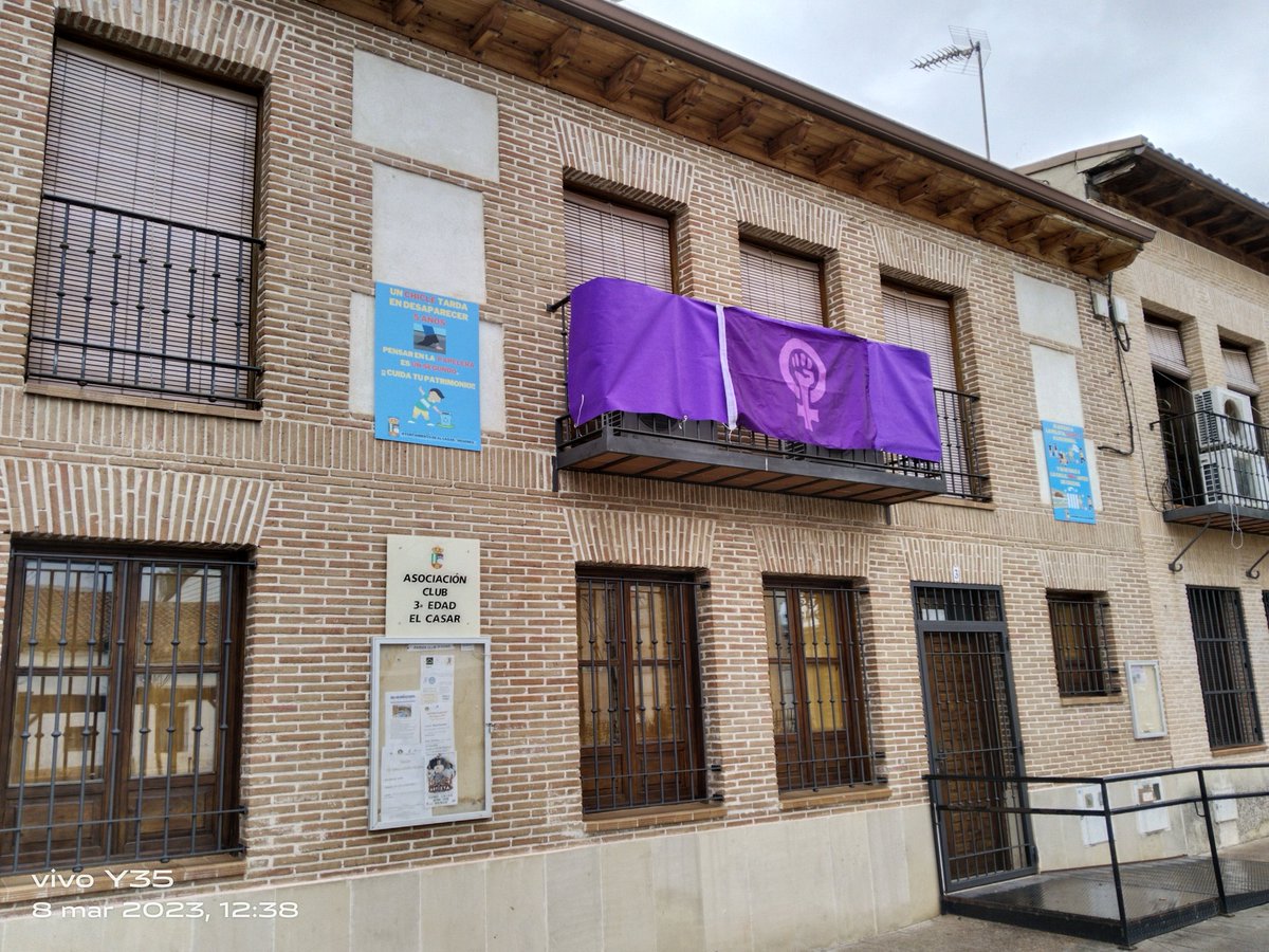 Que bonitos amanecen los balcones de El Casar en el 8M día de la mujer trabajadora