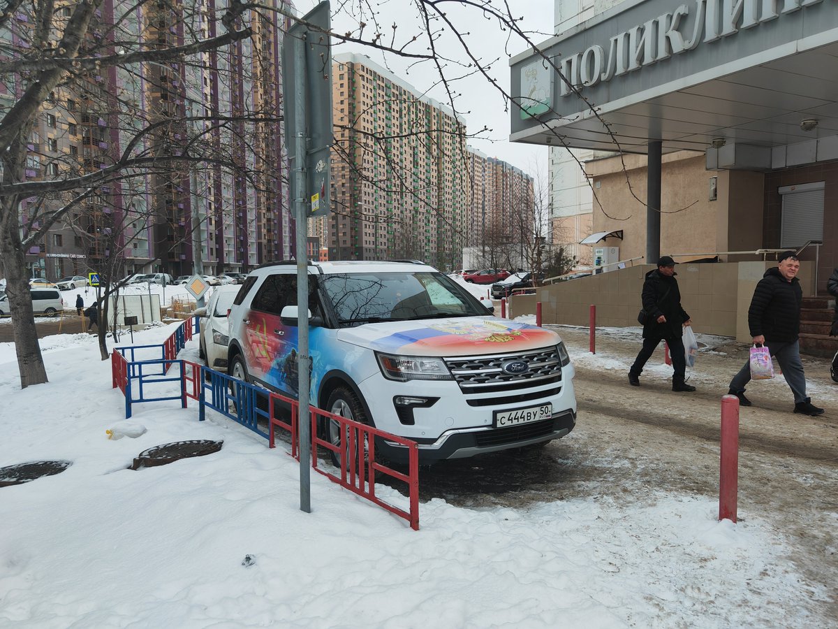 komm_the's tweet photo. Рубрика довбойоб дня.
Весь из себя такой ура патриот, даже Zвастика на заднем стекле. Но почему машина не рабсиянская, а из "загнивающей гейропы"?😹 https://t.co/SyMZH1HFDX