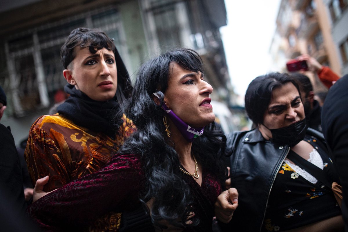 Gzone Magazine (@gzonemag) on Twitter photo 8 Mart 2021 - Dünya Emekçi Kadınlar Günü’nü Kadıköy/İstanbul’da kutlayan LGBTİ+’ların zorla göz altına alındıkları o günü unutmuyoruz. Bir daha böyle insanlık dışı muamelelere kimsenin maruz kalmaması dileğiyle #8martDuenyaKadinlarGuenue
Fotoğraflar: <a href="/CansuYildirann/">Cansu Yıldıran</a> 8 Mart 2021 - Dünya Emekçi Kadınlar Günü’nü Kadıköy/İstanbul’da kutlayan LGBTİ+’ların zorla göz altına alındıkları o günü unutmuyoruz. Bir daha böyle insanlık dışı muamelelere kimsenin maruz kalmaması dileğiyle #8martDuenyaKadinlarGuenue
Fotoğraflar: <a href="/CansuYildirann/">Cansu Yıldıran</a>