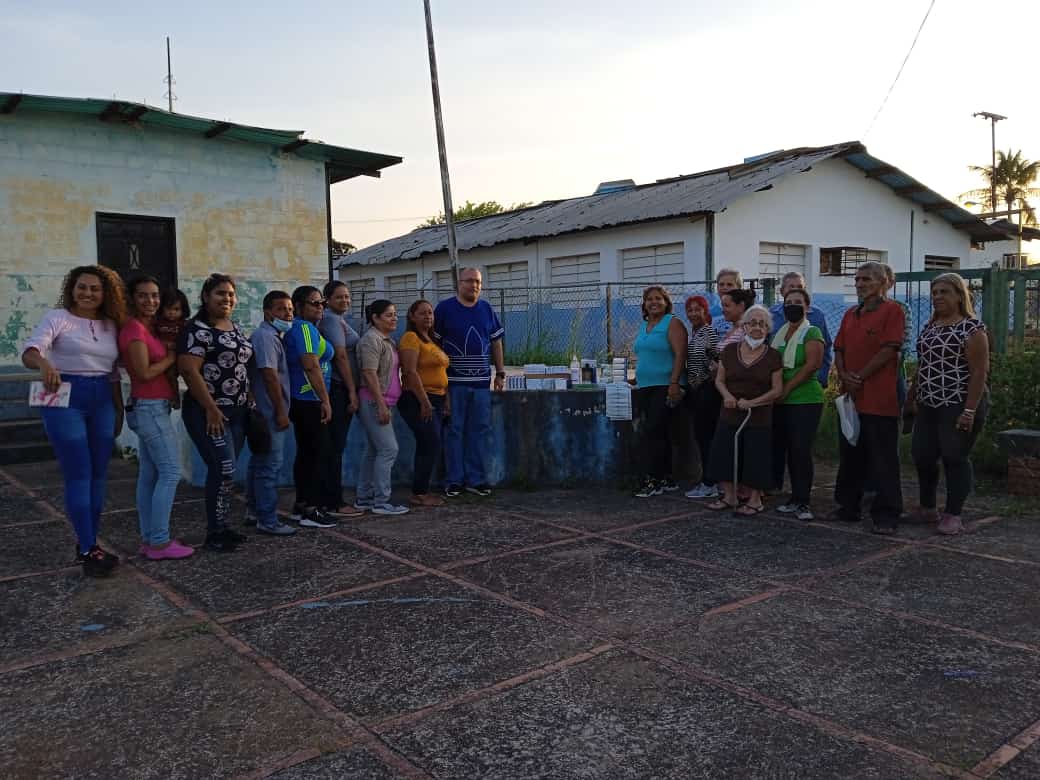 Siguiendo las políticas de salud del presidente <a href="/NicolasMaduro/">Nicolás Maduro</a>  estuvimos en los ambulatorios de Mi Campito y la Urb. Los Próceres llevando junto a la Leg. Dulce Guarnizo y la Conc. Loisi Navarro 
 insumos para estos centros de salud. Atención y bienestar para nuestro pueblo.
