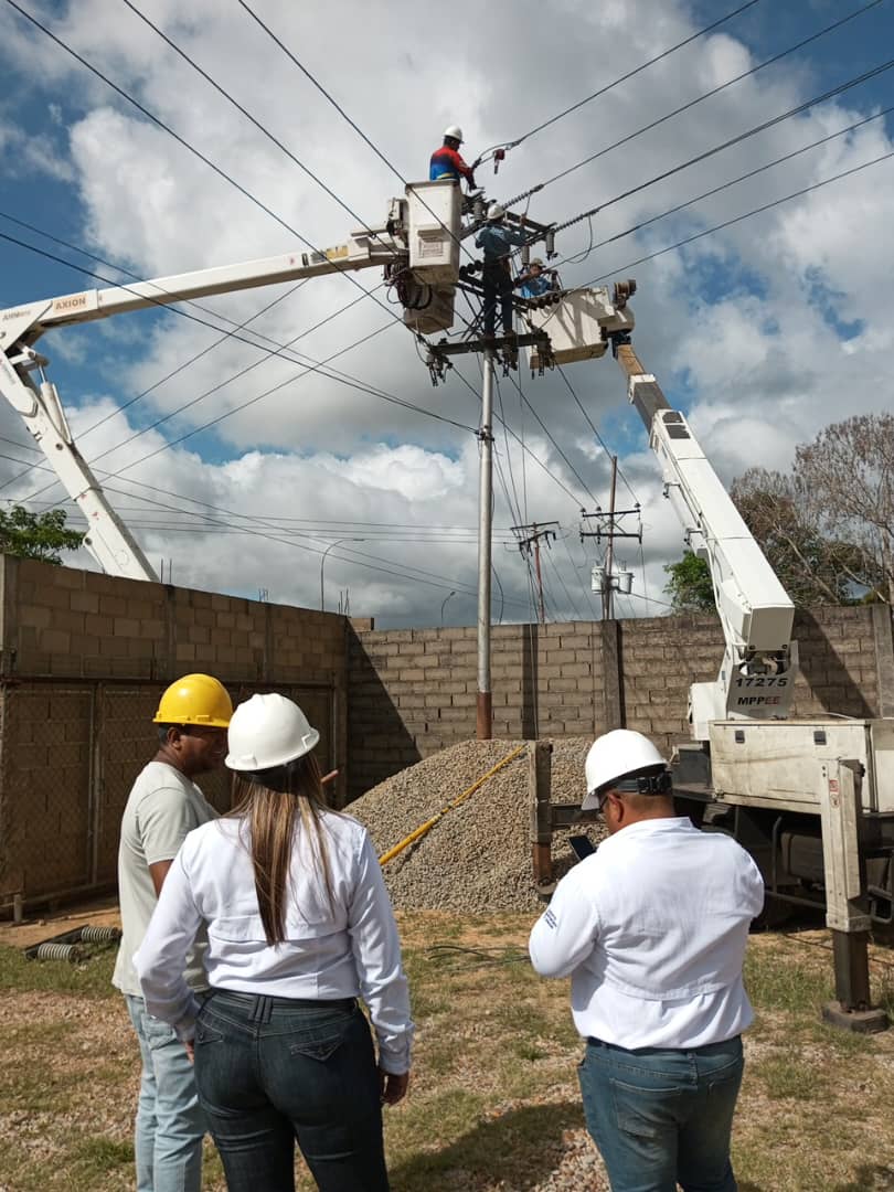 #EsNoticia||Para fortalecer el sistema eléctrico asociado a la Planta Potabilizadora de Aguas de Monagas, fueron instalados en la avenida Cruz Peraza, tres seccionadores en la línea del circuito Boulevard en 34.5 kV de la Subestación Indio. #ChávezFeminista