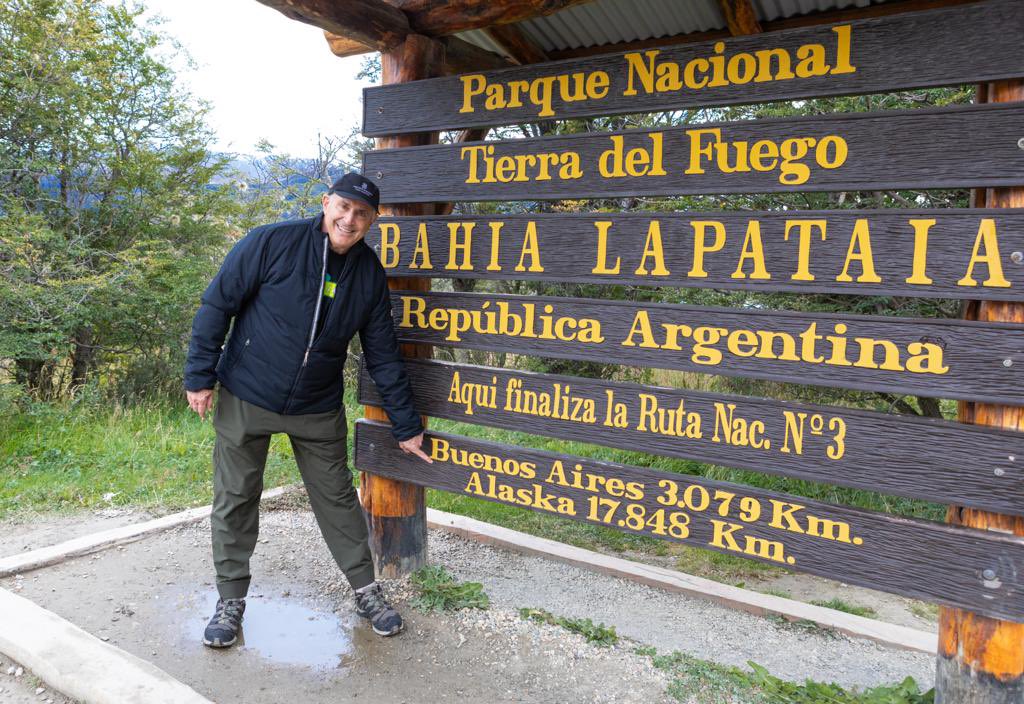 Este es uno de los lugares más hermosos que he visitado en la vida. Este cartel me recuerda a todos los aventureros que han viajado de Alaska a Tierra del Fuego (y viceversa). ¿Harían un viaje así?