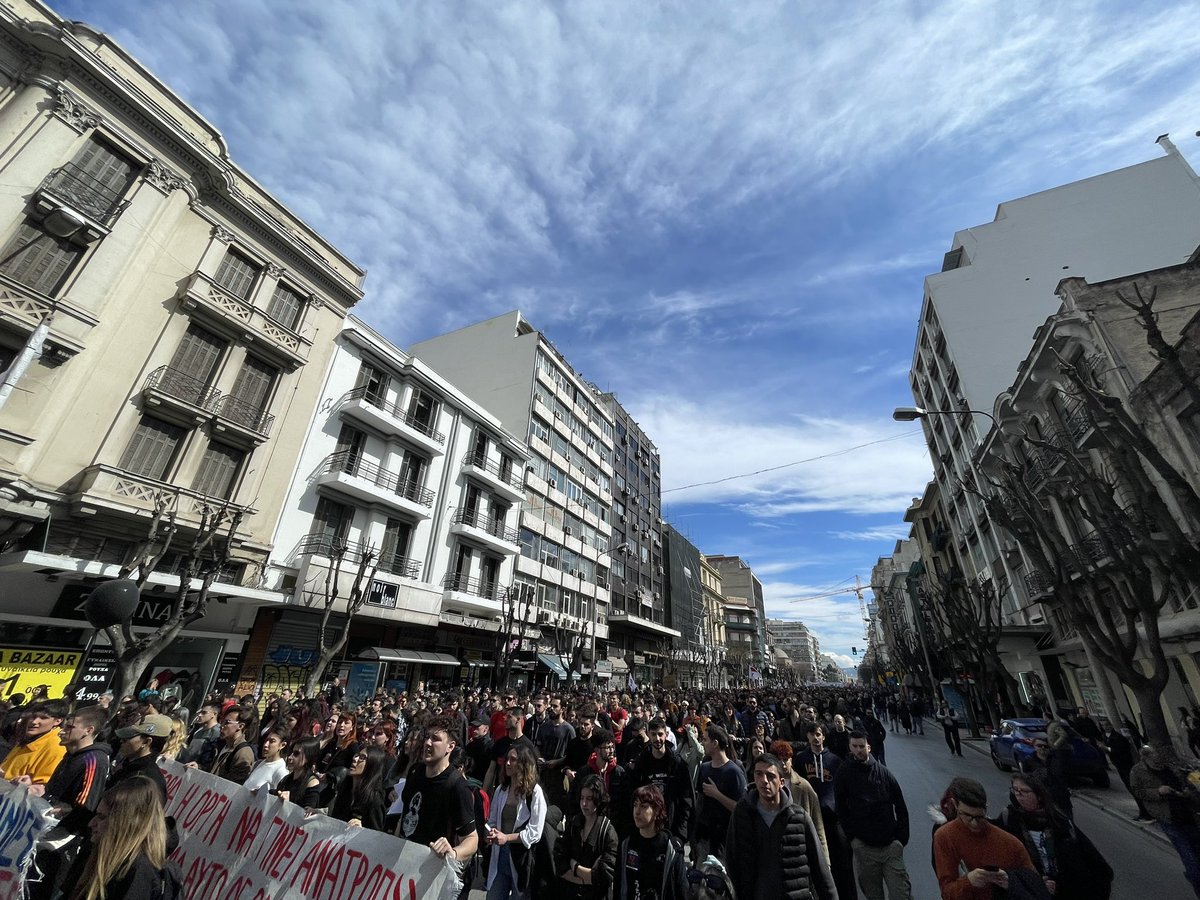 red_salute's tweet photo. Αυτή τη στιγμή ο λαός της Θεσσαλονίκης απλώνεται σε πάνω από 30.000τ.μ.
40-45.000 λαού σε μια από τις  πιο συγκλονιστικες συγκέντρωσεις που έχει ζήσει η πόλη !
ΟΡΓΗ ΚΑΙ ΑΠΟΦΑΣΙΣΤΙΚΟΤΗΤΑ.
#Απεργία8Μάρτη #Απεργια #Τεμπη https://t.co/dESkaiVK6m