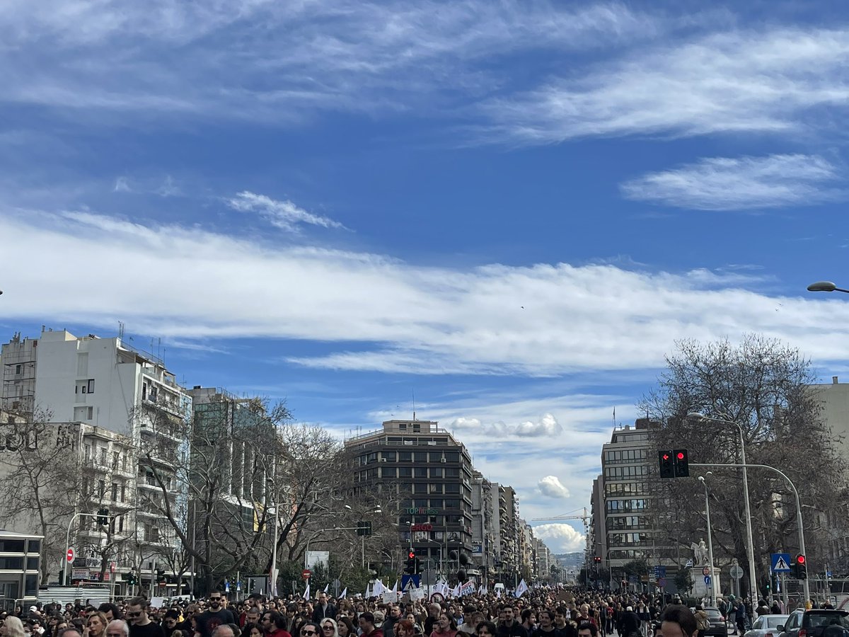 red_salute's tweet photo. Αυτή τη στιγμή ο λαός της Θεσσαλονίκης απλώνεται σε πάνω από 30.000τ.μ.
40-45.000 λαού σε μια από τις  πιο συγκλονιστικες συγκέντρωσεις που έχει ζήσει η πόλη !
ΟΡΓΗ ΚΑΙ ΑΠΟΦΑΣΙΣΤΙΚΟΤΗΤΑ.
#Απεργία8Μάρτη #Απεργια #Τεμπη https://t.co/dESkaiVK6m