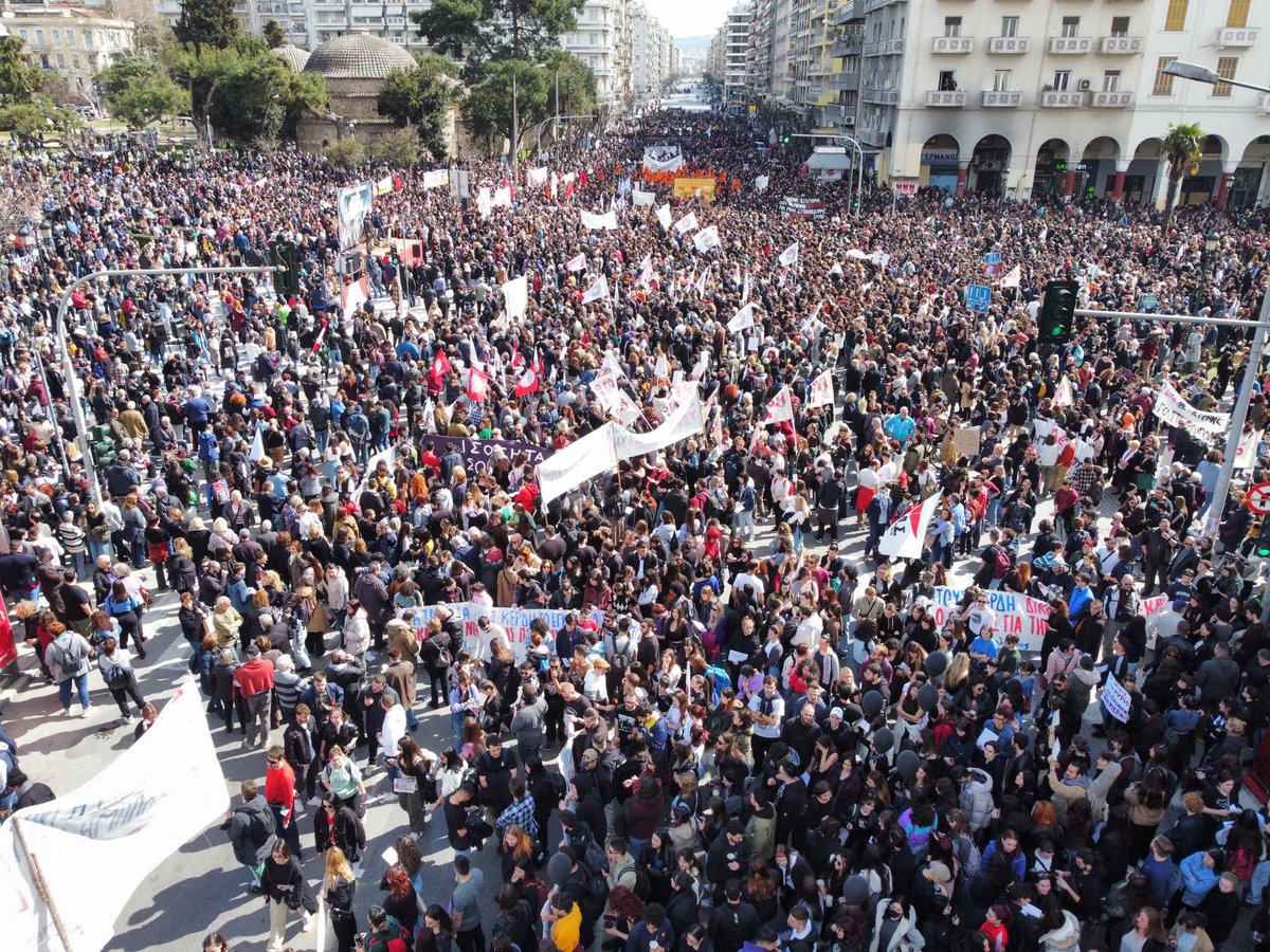 red_salute's tweet photo. Αυτή τη στιγμή ο λαός της Θεσσαλονίκης απλώνεται σε πάνω από 30.000τ.μ.
40-45.000 λαού σε μια από τις  πιο συγκλονιστικες συγκέντρωσεις που έχει ζήσει η πόλη !
ΟΡΓΗ ΚΑΙ ΑΠΟΦΑΣΙΣΤΙΚΟΤΗΤΑ.
#Απεργία8Μάρτη #Απεργια #Τεμπη https://t.co/dESkaiVK6m