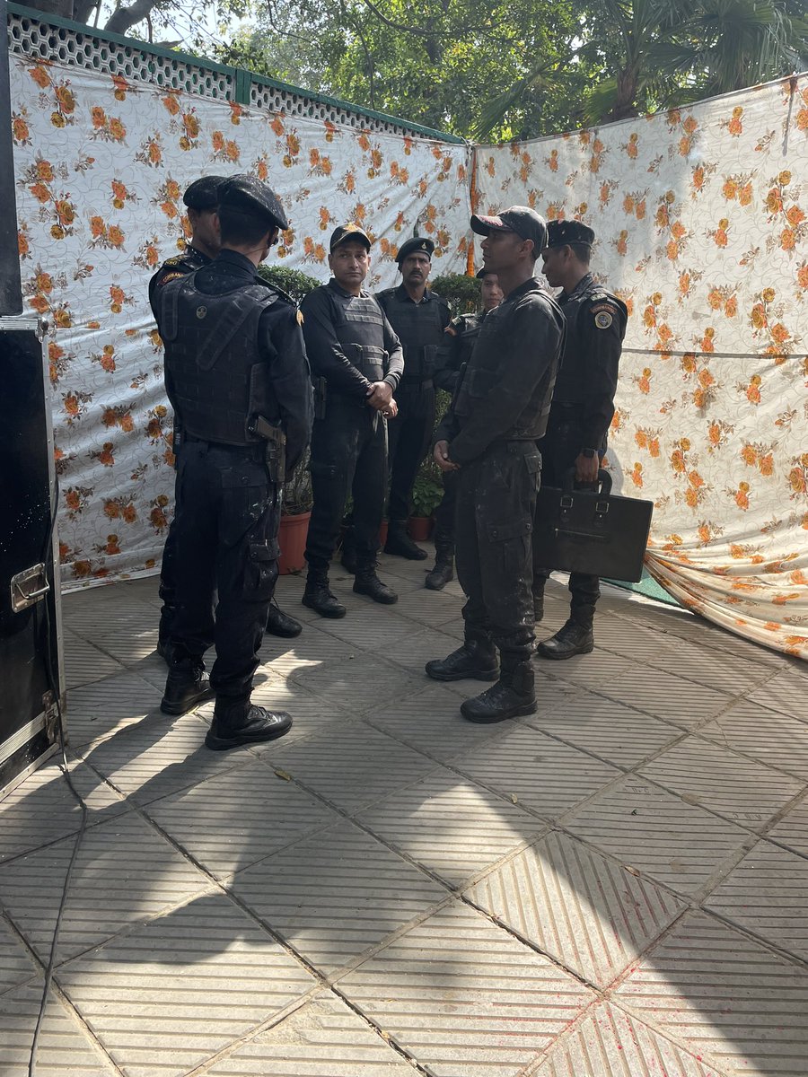 manishindiatv's tweet image. So now let’s celebrate #WomensDay in delhi police security personal way. These women security personal always protect #VVIPs and along with their other @nsgblackcats security officials they also feel the colours with their duty. #HAPPY_HOLI