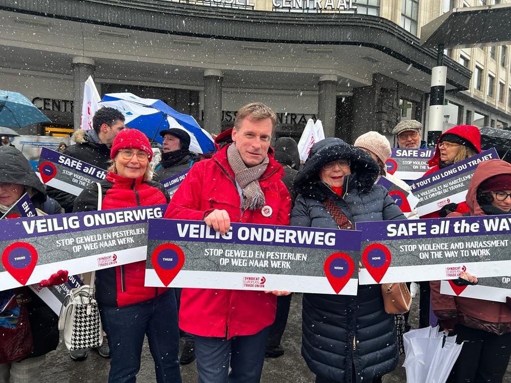 Bei Schnee und Kälte haben heute Gewerkschaftskolleg:innen vor der Central Station in Brüssel auf ihre Forderungen aufmerksam gemacht. Frauen müssen vor Gewalt und Belästigung am Arbeitsweg besser geschützt werden!
#SafeAllTheWay #Frauentag