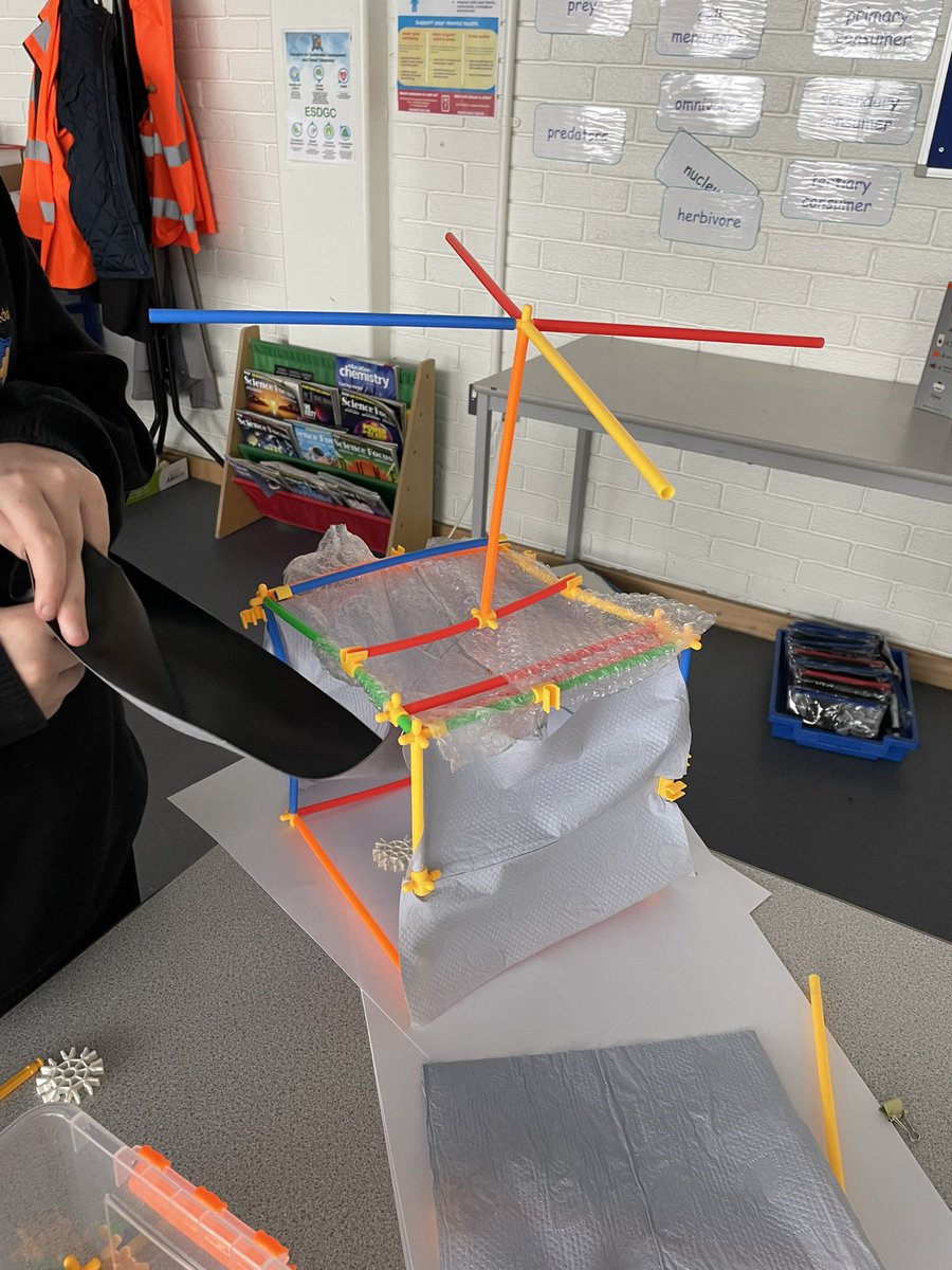 pentrescience's tweet image. Pupils getting inventive with their shelters today! @STEMLearningUK @stem