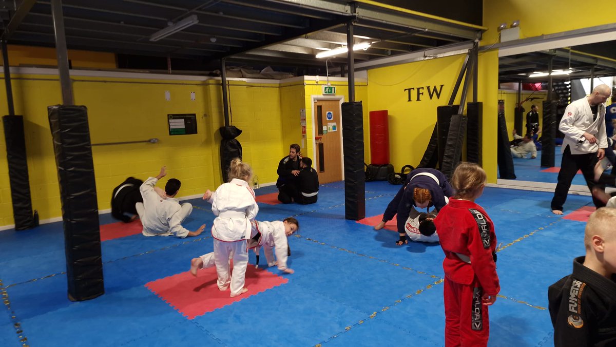 In our recent #BJJ Workshop we worked on X guard with a whole range of ages!

Well done to everyone who got a stripe & to Sidney, Elizabeth, Euan & Michael on their new belts!

All te photos are in a Facebook album: facebook.com/media/set/?set…

#BrazilianJuiJitsu #MartialArts #Oxford