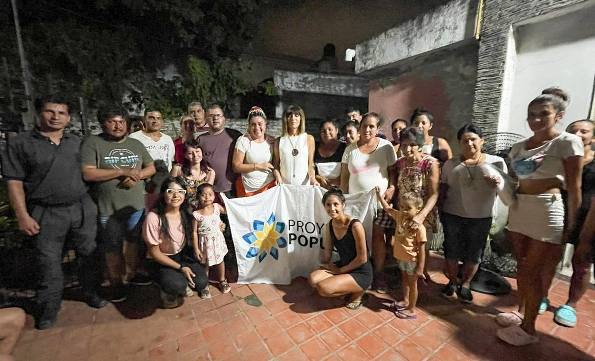 En la previa al #DiainternacionaldeLaMujer, compartimos con vecin@s de Los Pocitos.
Fue una reunión muy enriquecedora.
Más allá de conocer las inquietudes del barrio, compartieron parte de sus historias de vida, jefas de hogar, jóvenes mamás, estudiantes, desocupadas.