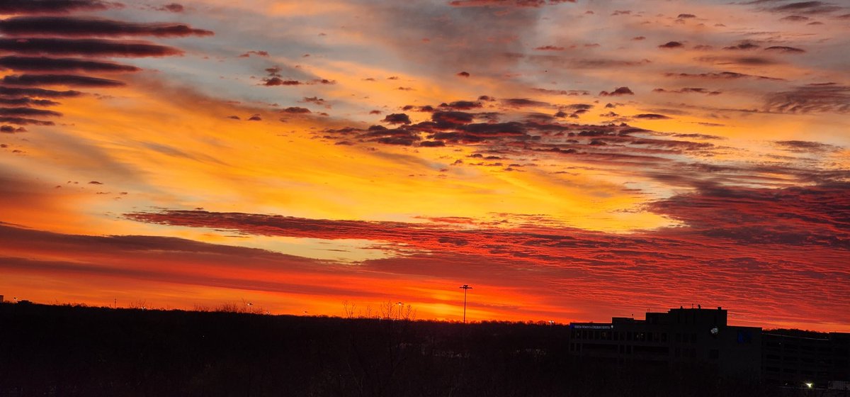 kusellis87's tweet photo. @MarcWeinbergWX @JudeRedfield
Beautiful sunrise this morning! https://t.co/mFsJJ2o7of