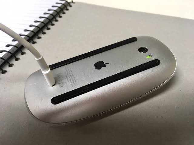 ivanocj's tweet photo. One of the most recent sales mysteries of humanity is why (or how) a trillion dollar company manufactured something with a poor design like this? Wrong answers only. #Apple #magicmouse #designfailure #stevejobs https://t.co/WY1EdmSAS6